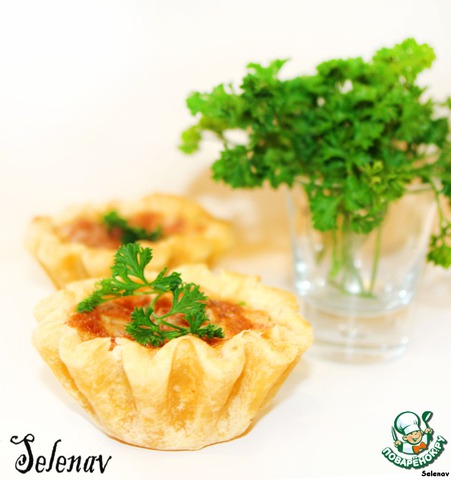 Tartlets with chicken and tomatoes