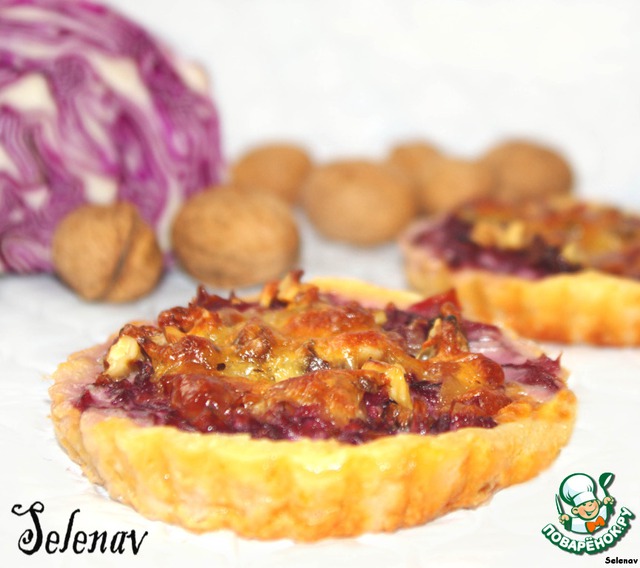 Tartlets with red cabbage, cheese and walnuts