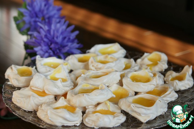 Italian meringue with lemon curd