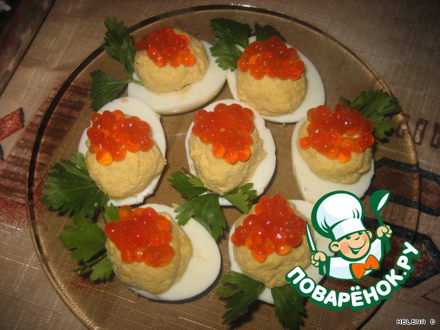 Яйца, фаршированные красной икрой и сыром