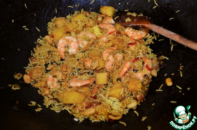 Pineapple stuffed with shrimp and rice