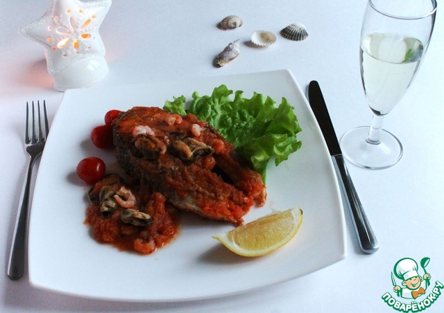 Salmon in tomato sauce with mussels and shrimp