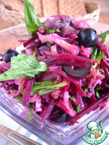 Beet salad with scrambled eggs and mushrooms