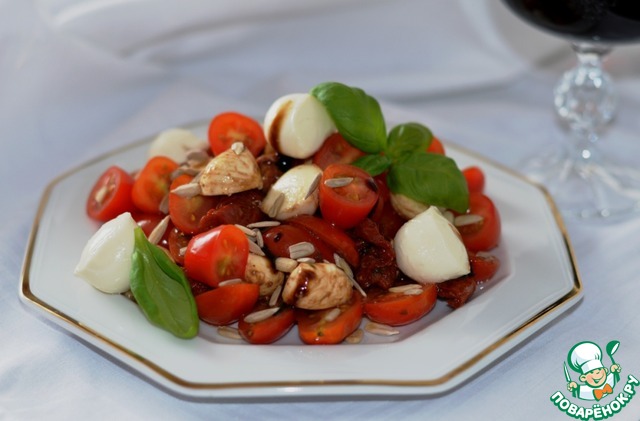 Salad with mozzarella and sun-dried tomatoes