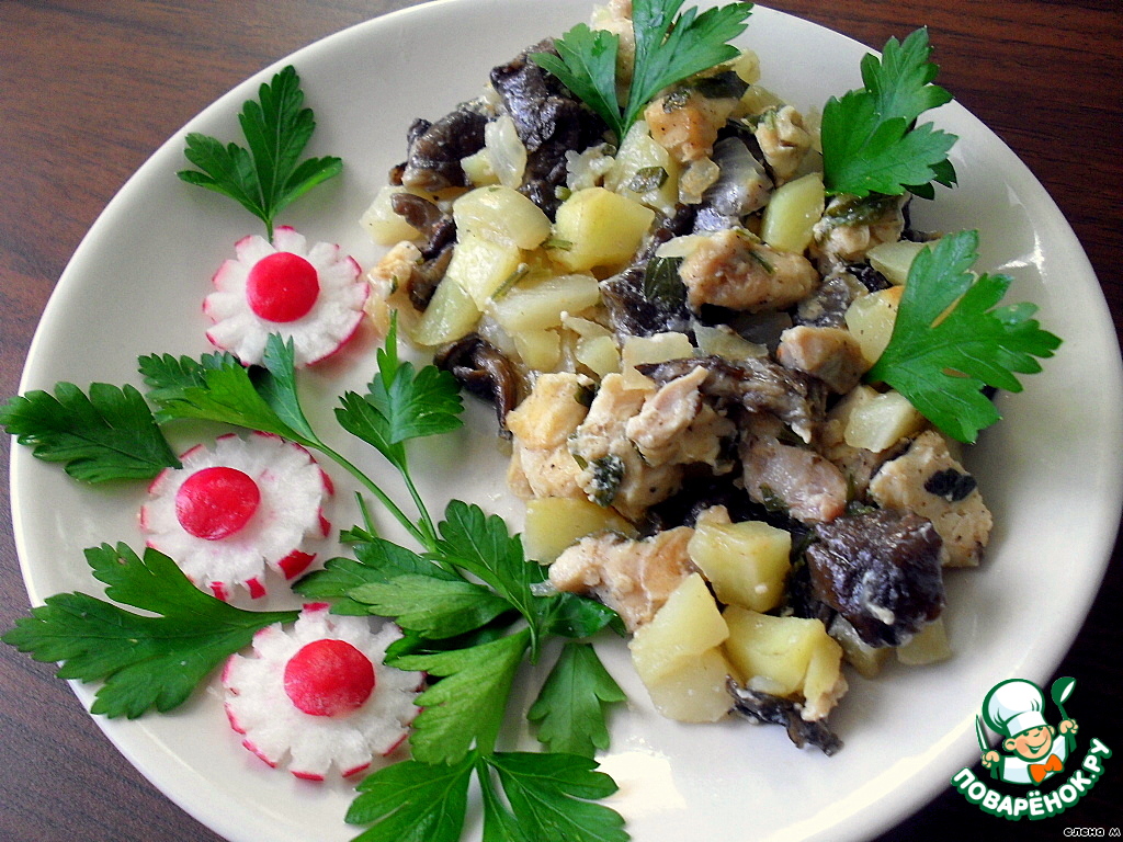 Potatoes baked with chicken and mushrooms 