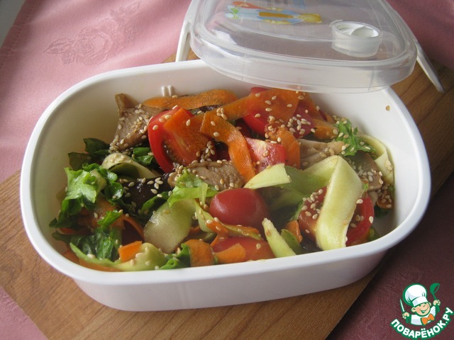 Vegetable salad with marinated mushrooms