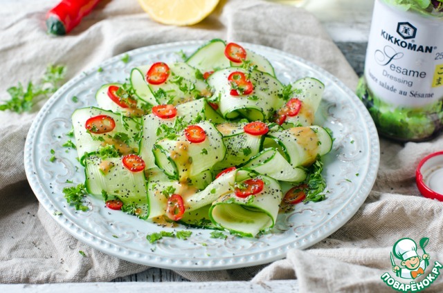 Cucumber salad with peppers and poppy seeds