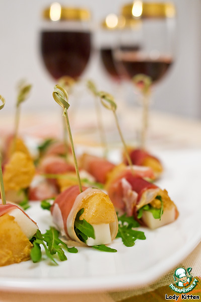 Canape with pear and jamon