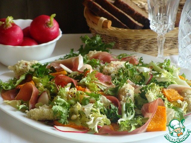 Salad with ham, pumpkin and dumplings of couscous with cheese