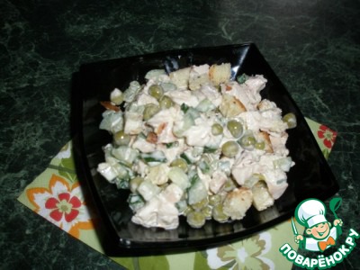 Salad with smoked chicken, green peas and croutons