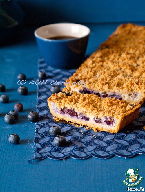 Crumble with blueberry and cheese filling