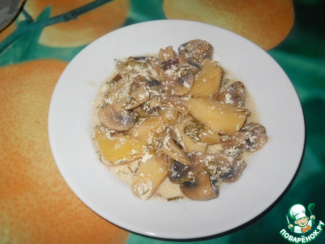 Mushrooms with potatoes in sour cream