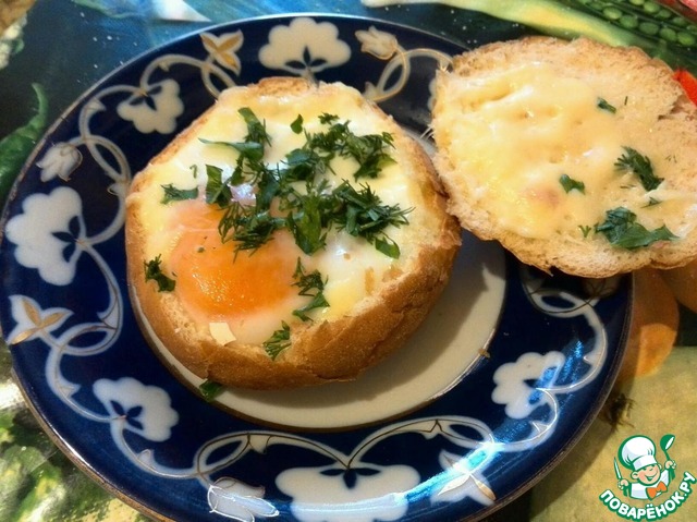 Горячие булочки с яйцом на завтрак 