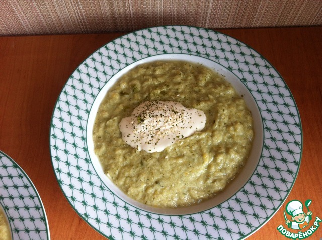 Soup-puree of zucchini with sorrel