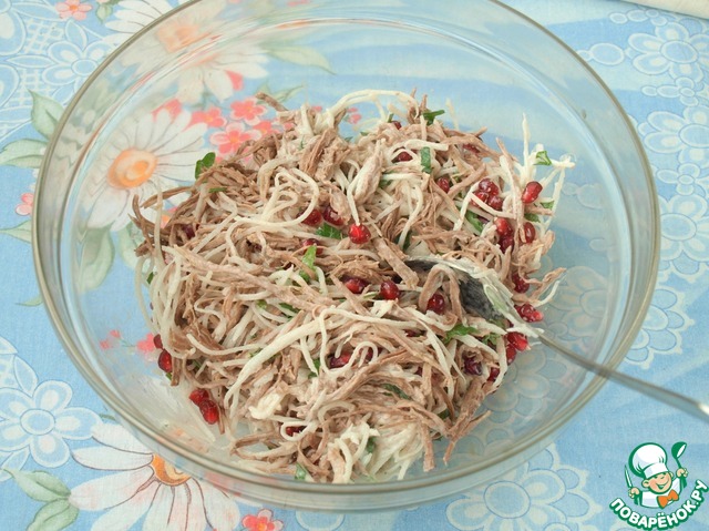 Salad with beef, daikon and pomegranate