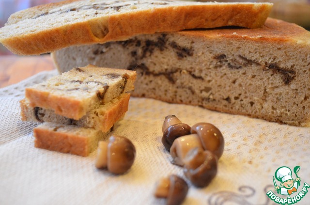 Bread with dried mushrooms