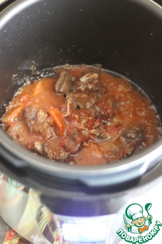 Lamb stew with dried fruits and mint