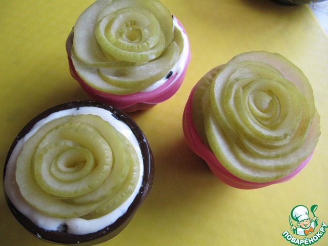 Honeyed apples in a rice basket