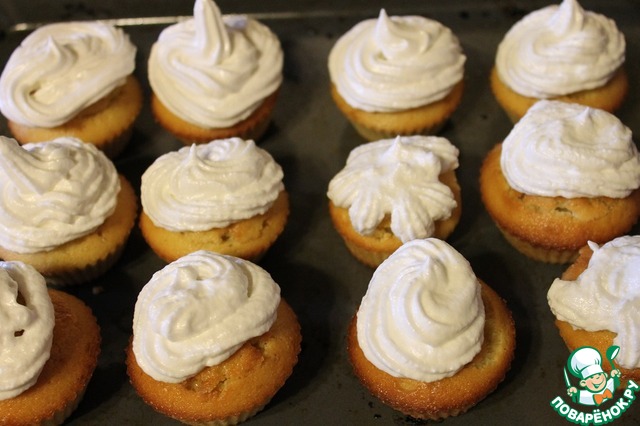 Muffins with lemon curd and meringue