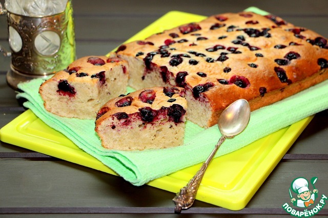 Banana cake with black currant