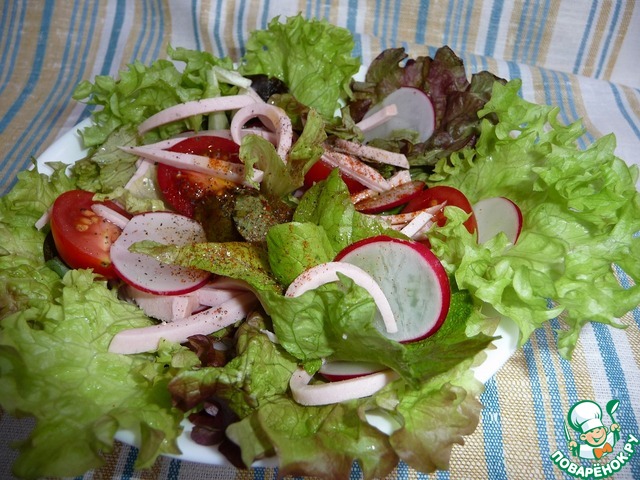 Green salad with sausage