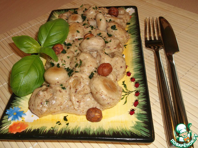 Mushrooms in a walnut-cheese sauce