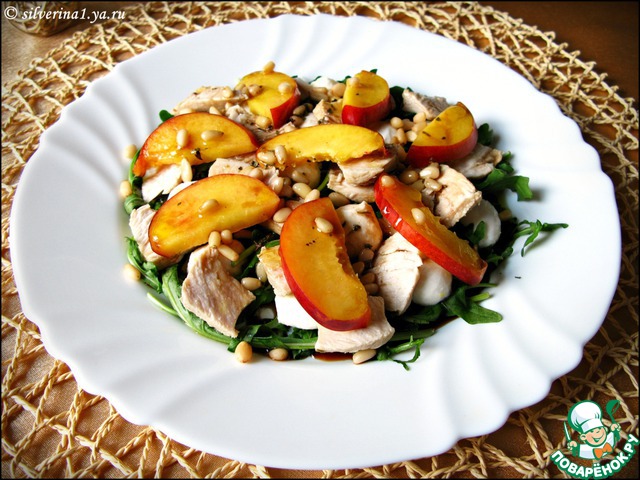 Arugula salad, chicken and nectarines