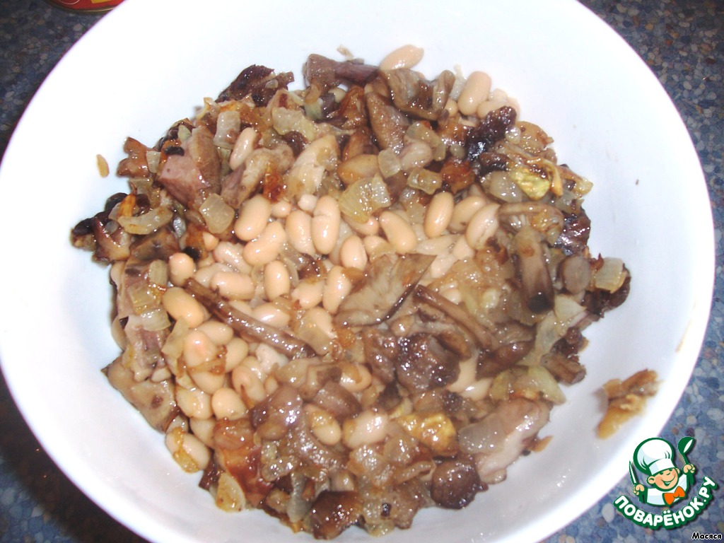 Eggplant-mushroom salad with meat in a creamy sauce