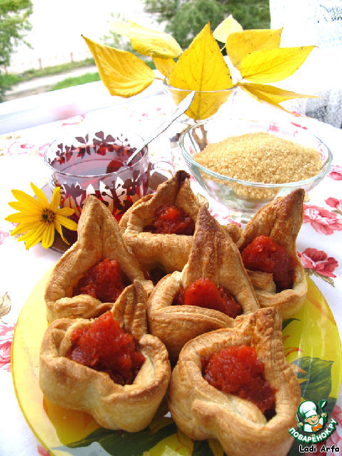 Puff pastry with marmalade of red ash 