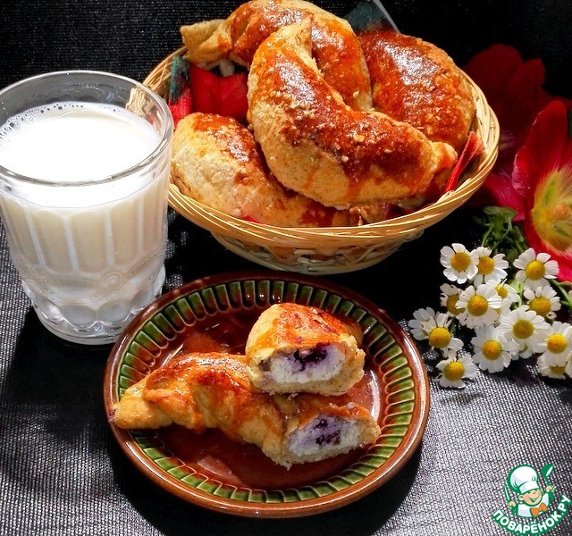 Bagels with cream cheese and blueberries