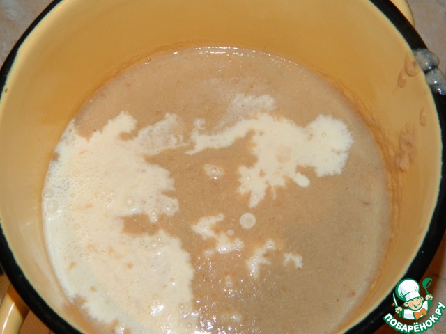 Chicken cream soup with walnuts
