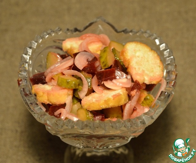 Salad with garlic croutons