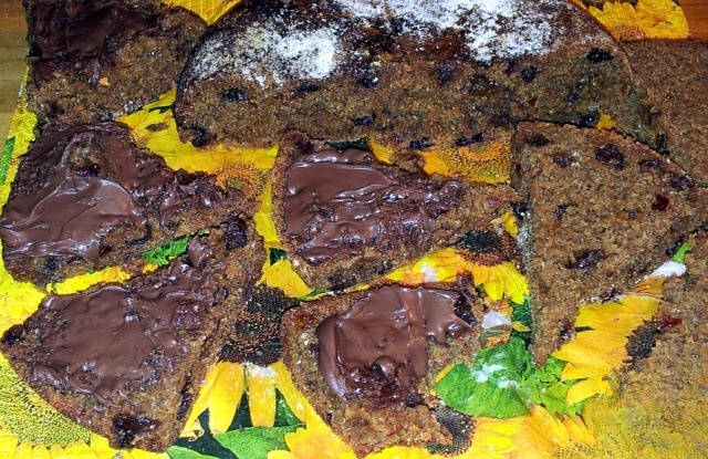 Ржаной хлеб с изюмом, мёдом и болгарским перцем