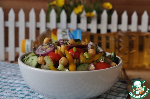 Salad with chickpeas, vegetables and spicy dressing