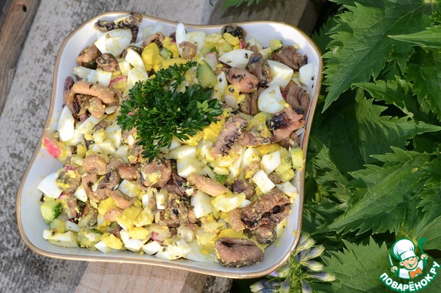 Salad with seafood with a lemon-mustard dressing
