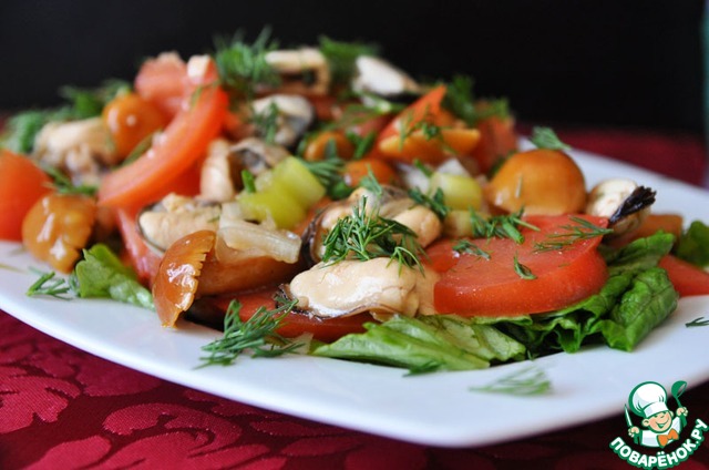 Salad with mussels 
