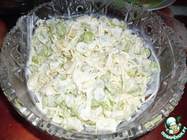 Салат с виноградом и ананасами