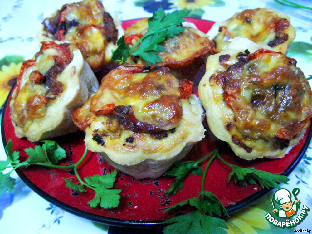 Meat muffins with cheese crust