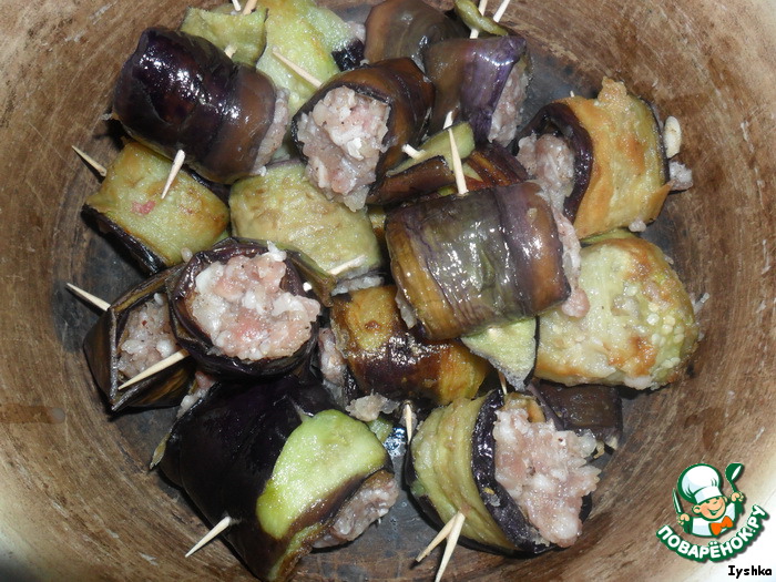 Rolls of eggplant and minced meat in tomato sauce