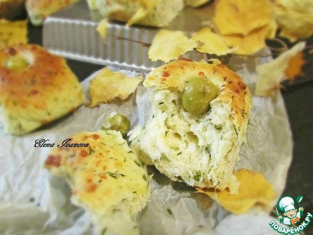 Cheese bread with dill and olives