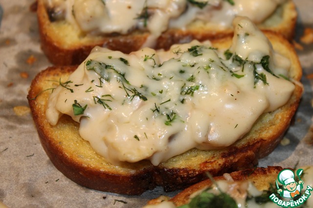 Запеченные тосты с курицей и шампиньонами