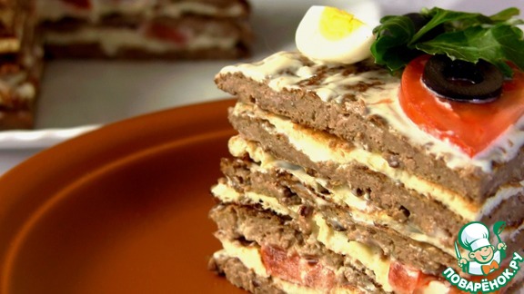 Печеночный торт с омлетом и помидорами