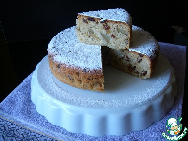 Cupcake with pear and raisins