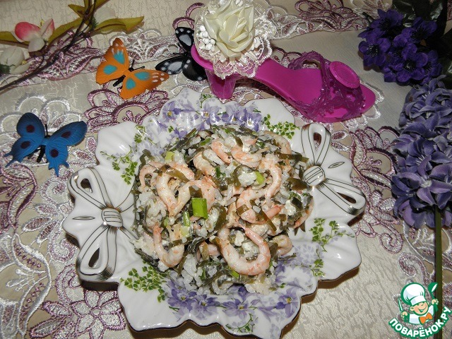 Shrimp salad and seaweed