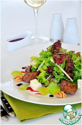 Salad with chicken liver flambe, fennel and grapes 