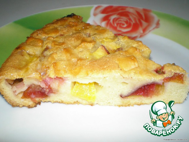 Pie with fruit and condensed milk