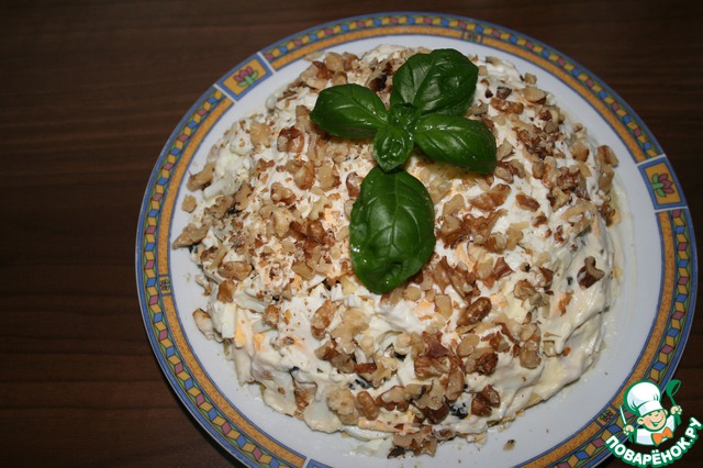 Chicken salad with prunes, walnuts and cheese