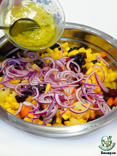 Salad with mango and prunes with a fruity dressing