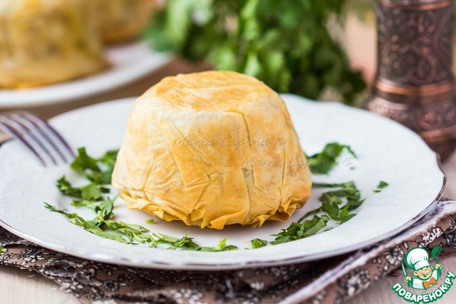 Portion risotto with duck and dried apricots in phyllo dough