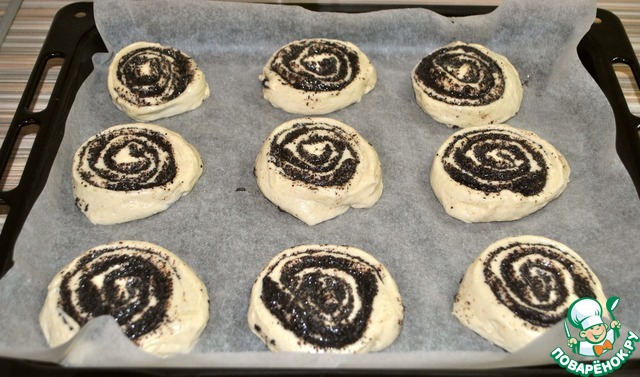 Buns with poppy seeds